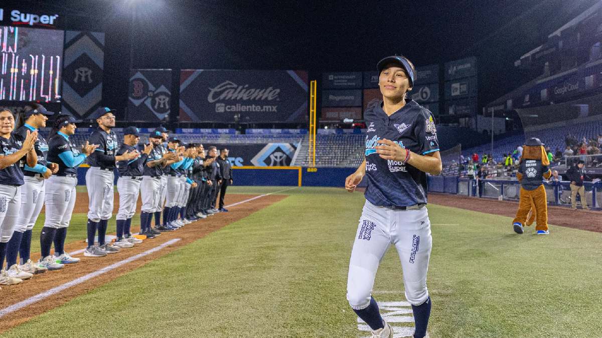 Jugadoras de Sultanes en el estadio Walmart Park durante un partido de preparación.