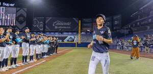 Jugadoras de Sultanes en el estadio Walmart Park durante un partido de preparación.