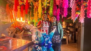Integrantes de la familia Ruiz y creaciones Susy, emprendimiento familia de piñatas en CdMx