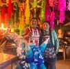 Integrantes de la familia Ruiz y creaciones Susy, emprendimiento familia de piñatas en CdMx
