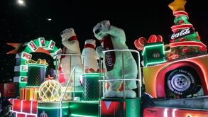 Caravana Cola Cola, desfile que se lleva a cabo todos los años, ositos, payasos y muchos colores.