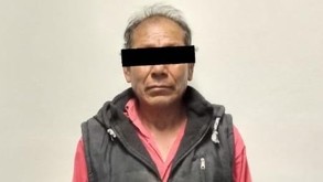 Hombre de edad adulta con una cinta negra sobre los ojos, en respeto a su presunción de inocencia.