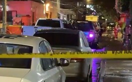 Vehículos estacionados en calle de Guadalajara, cinta amailla de precaución