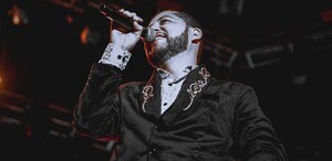 Vocalista de 'Los Titanes de Durango' recibe botellazo en la cara durante concierto