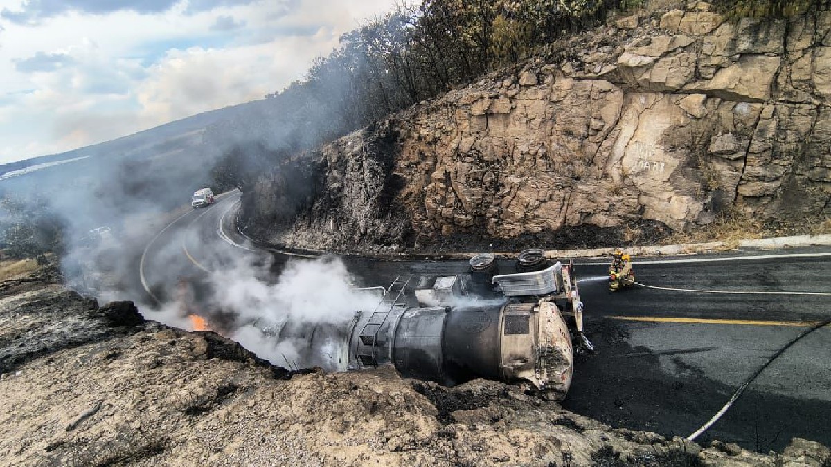 El accidente provocó el cierre de la vialidad y una densa columna de humo, afectando la flora cercana. | Foto: Cortesía