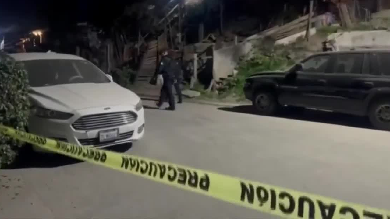 Un menor de 16 años y una joven de 19 resultaron heridos tras un ataque armado con más de 50 disparos en la colonia Sánchez Taboada, en Tijuana.
