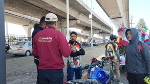 Imagen del momento en el que un peregrino, menor de edad, fue atendido por paramédicos que confirmaron el fallecimiento.