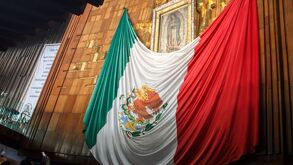 Basílica de Guadalupe durante las mañanitas a la virgen el 12 de diciembre