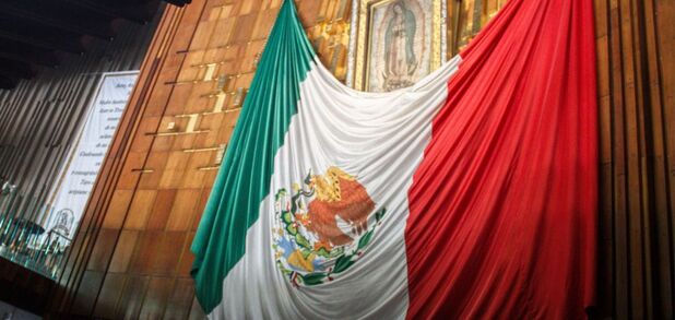 Basílica de Guadalupe durante las mañanitas a la virgen el 12 de diciembre