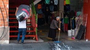 Personas trabajando en puestos del Centro Histórico de la Ciudad de México.