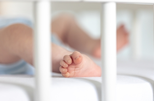 Pié de un bebé hospitalizado sin que se vea su rostro.