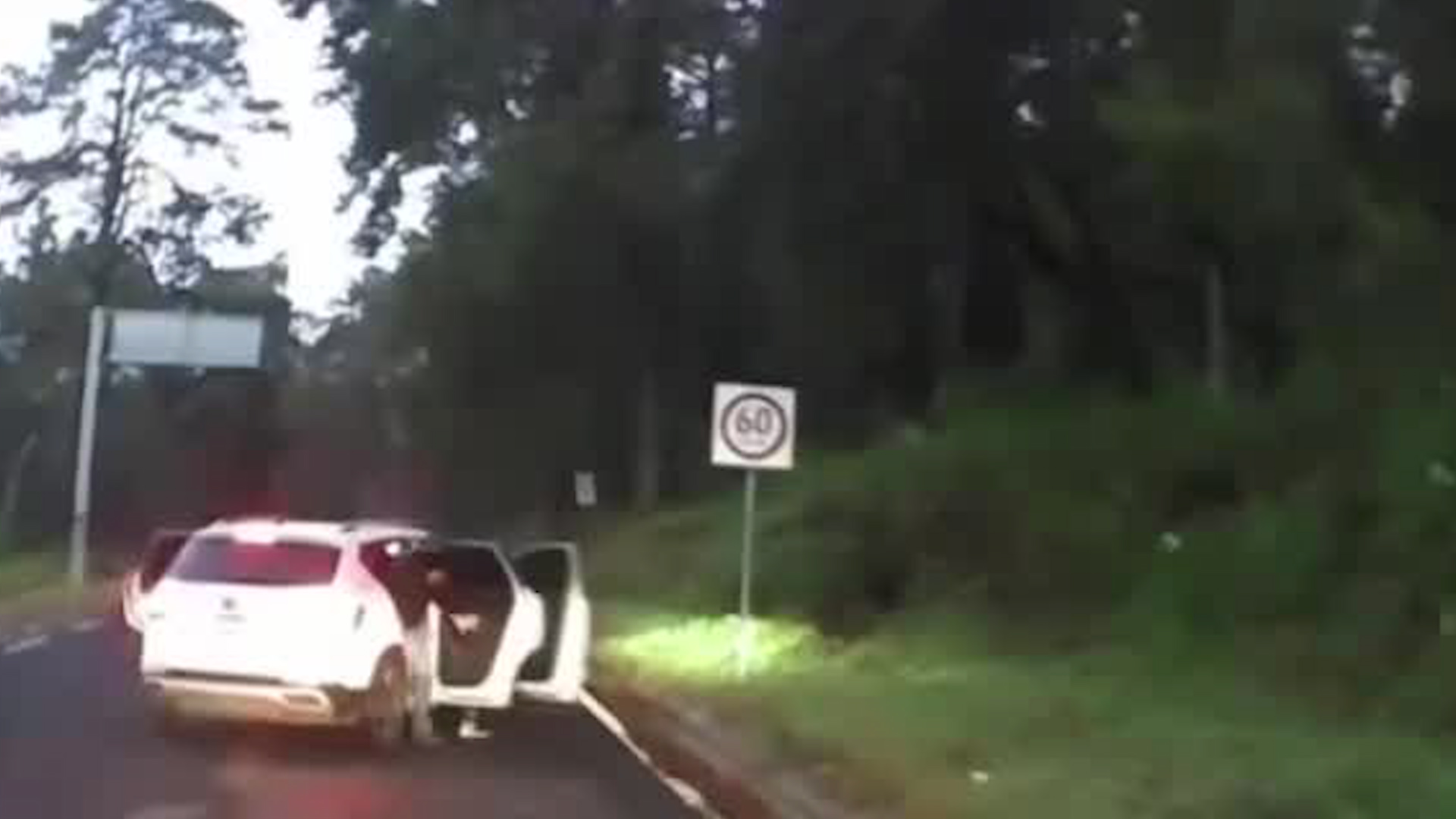 En un video captado por la cámara de seguridad de su vehículo se puede observar como sujetos en una camioneta intentan despojarlo de la unidad.