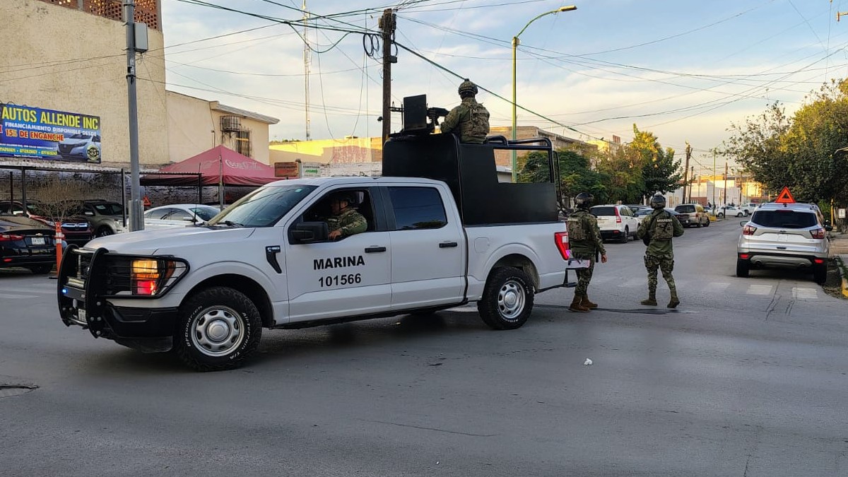 Elementos de la Marina realizando un operativo de seguridad en la zona Centro de Gómez Palacio.