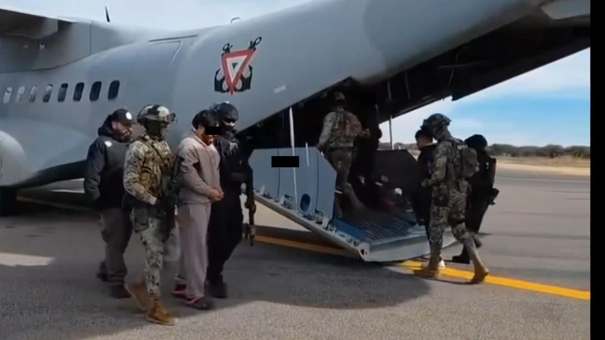 Edgar ‘N’, alias Limones, mientras era trasladado por elementos de la Marina hacia Ciudad de México.