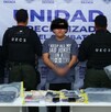 Hombre detenido por policía de Oaxaca con evidencia sobre la mesa.