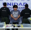 Hombre detenido por policía de Oaxaca con evidencia sobre la mesa.