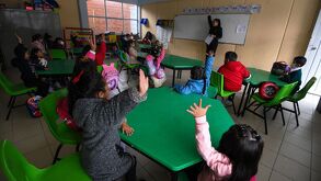 Niños tomando clases en escuela educación básica de Estado de México