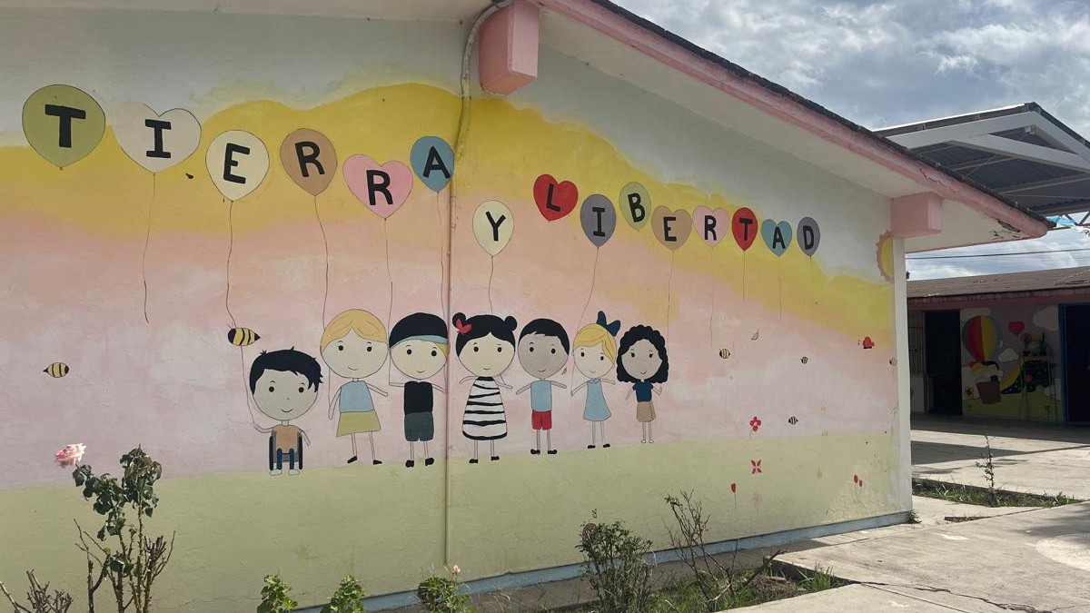 Pared del jardín de niños Tierra y Libertad