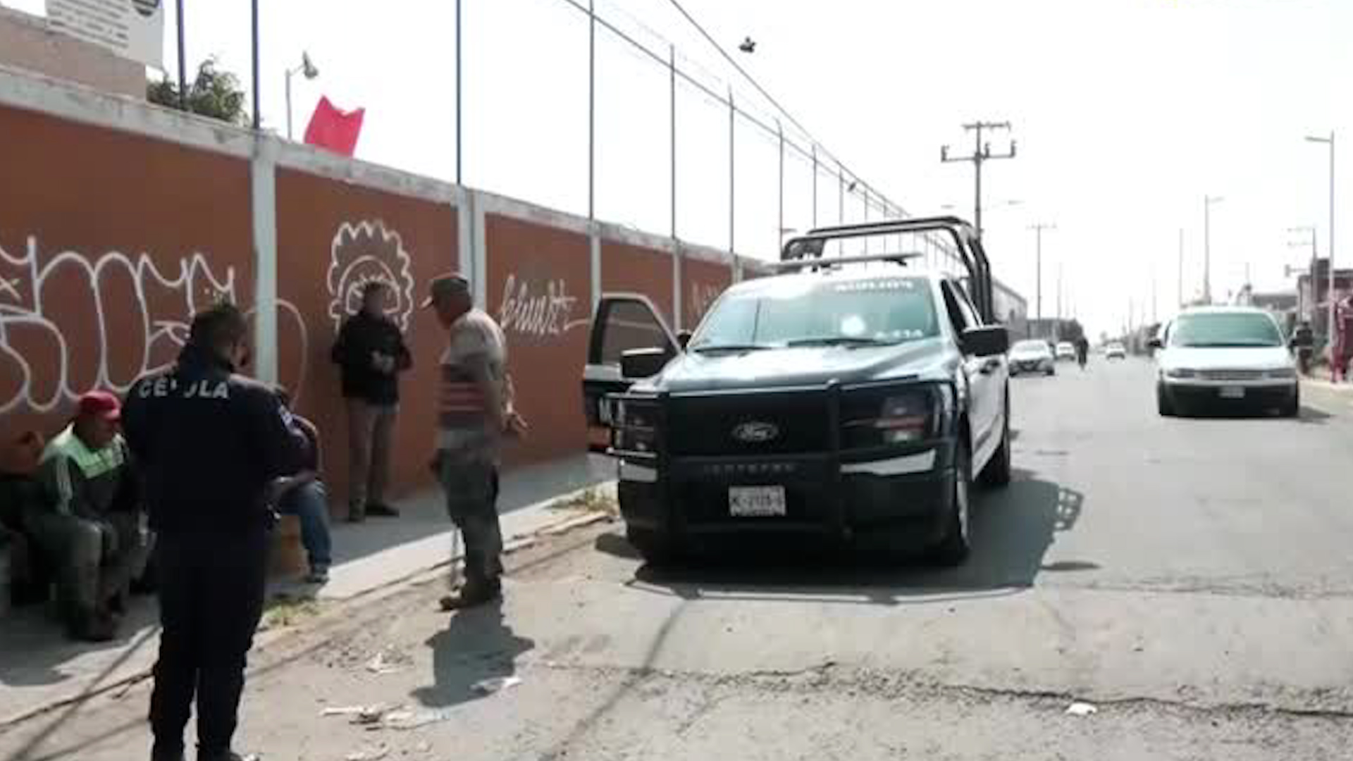 Tres personas resultaron heridas luego de que un montón de tierra cayera sobre ellas cuando realizaban su trabajo en el sistema de drenaje.