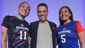 jugadoras de voleibol del equipo gurerreras de puebla con el presidente del club