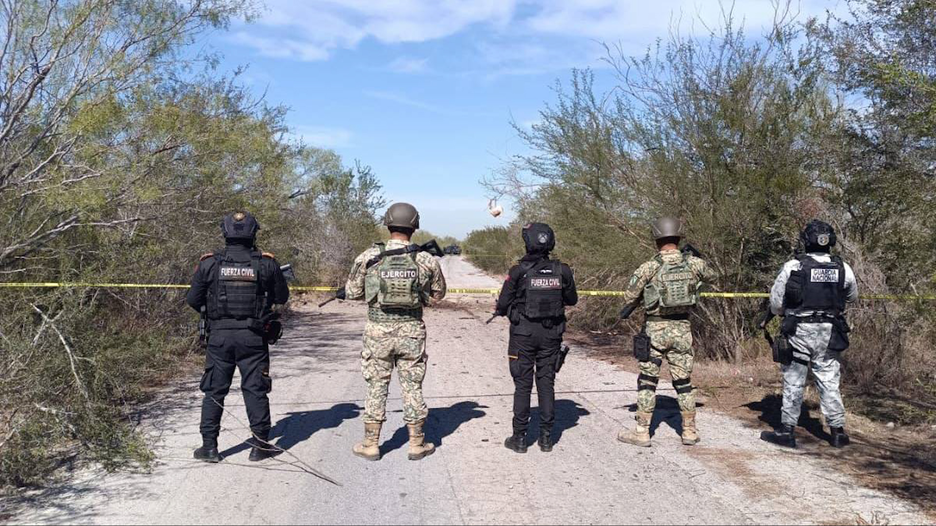 Los oficiales se encontraban llevando a cabo un recorrido de inspección y vigilancia sobre un camino de terracería en una zona despoblada.