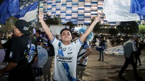 Un aficionado de futbol con una playera del Club Puebla afuera del Estadio Cuauhtémoc.