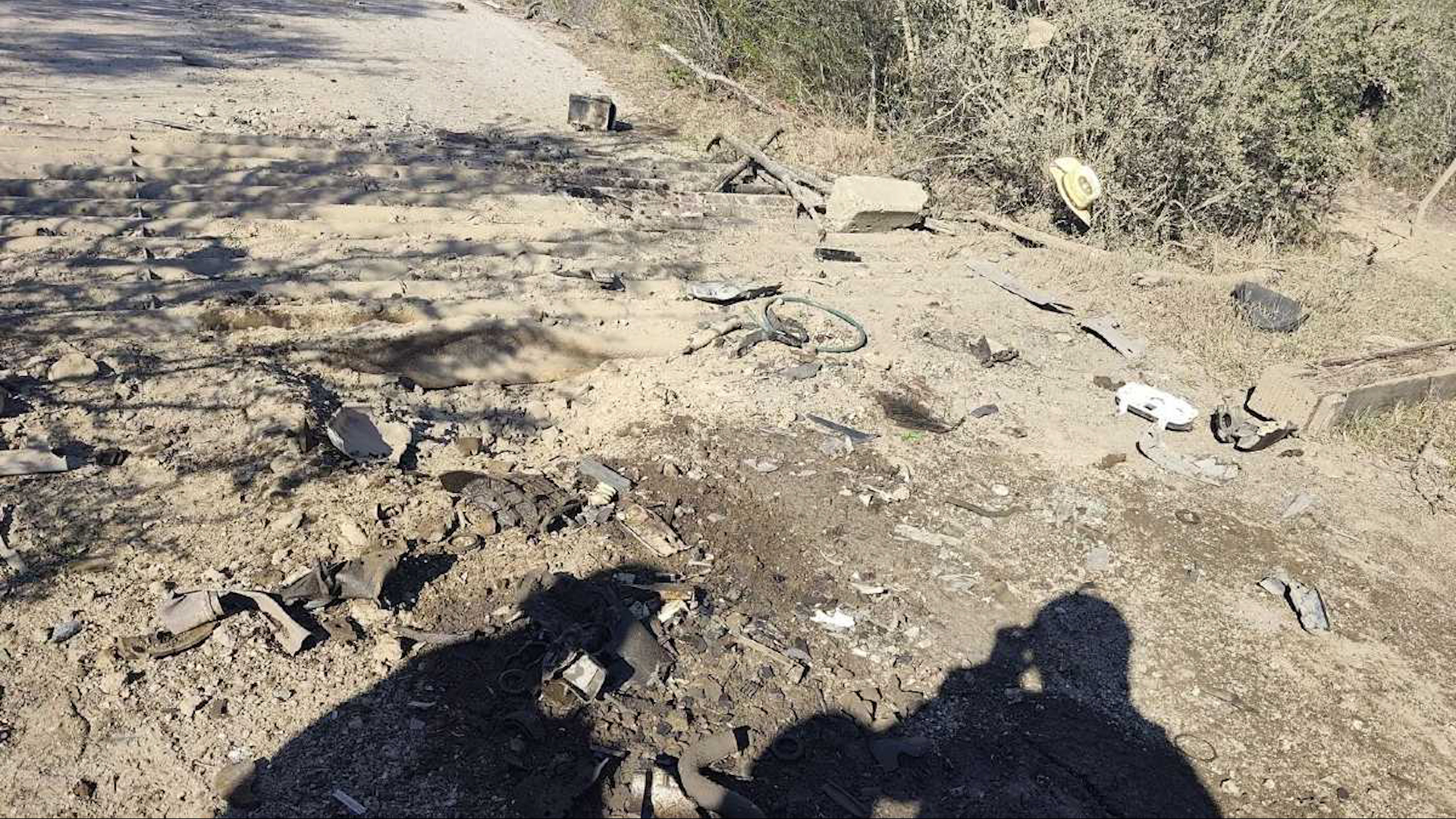 La explosión fue de tal magnitud que el hombre falleció de inmediato y el vehículo quedó severamente dañado, con partes esparcidas en un amplio perímetro.