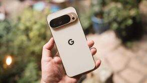 Celular de Google Pixel 10 color dorado sostenido por una mano.