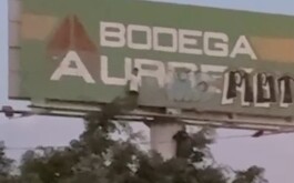 Espectacular de Bodega Aurrera y un hombre junto a él