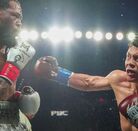 Lamont Roach y Pitbull Cruz intercambiando golpes arriba del ring.