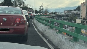 Manifestantes bloquean la México-Toluca, a la altura del puente Conafrut en la alcaldía Cuajimalpa.