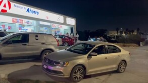 Se observa una fachada con el letrero de Farmacia del Ahorro y unos policías afuera del lugar.