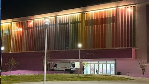 Se observa una fachada de colores y un letrero que dice Hospital Materno Infantil.