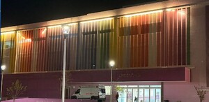 Se observa una fachada de colores y un letrero que dice Hospital Materno Infantil.