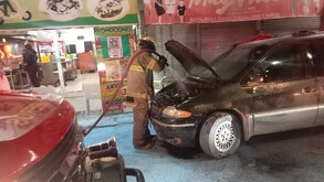 Bomberos apagando el incendio de una camioneta en un puesto de tacos en la colonia Loma Real II.