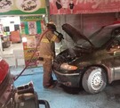 Bomberos apagando el incendio de una camioneta en un puesto de tacos en la colonia Loma Real II.