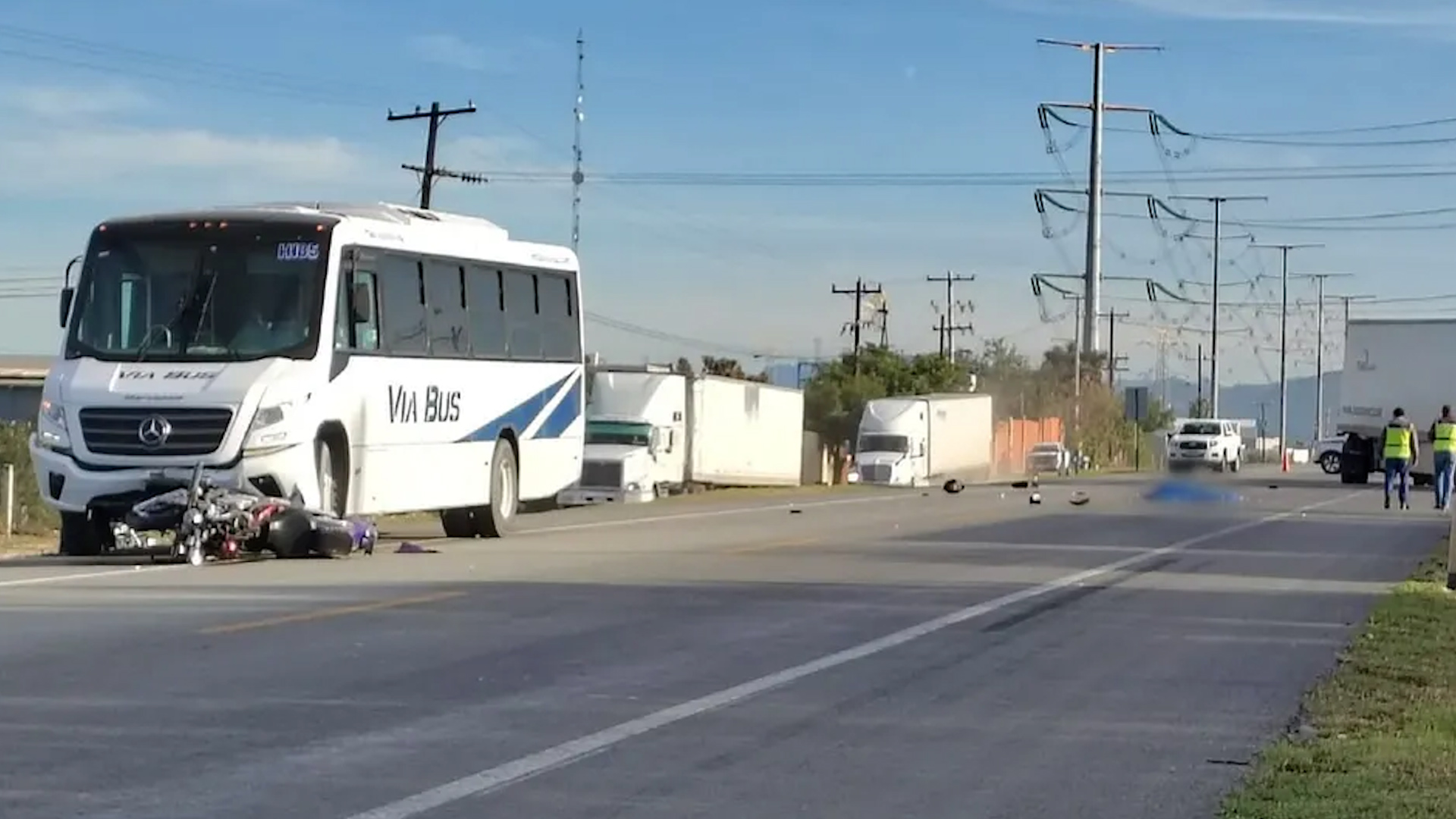 La motocicleta de la víctima quedó en medio del carril derecho de norte a sur de la carretera a Laredo en el municipio de Ciénega de Flores.