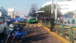 Una mujer de la tercera edad murió tras caer de paradero de la oruga y ser prensada por la unidad.