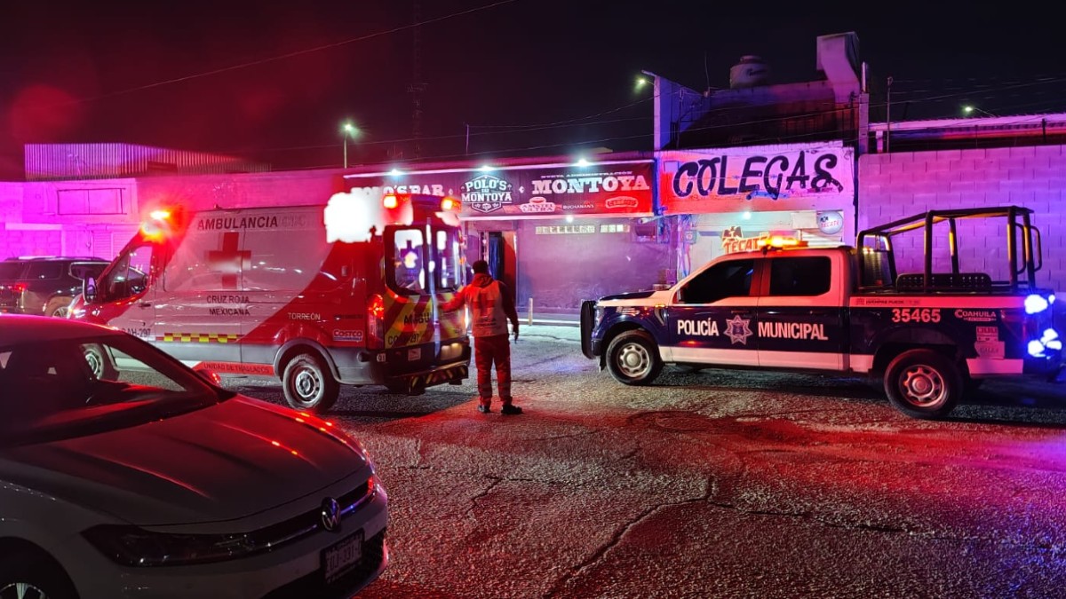 Imagen de las afueras del bar Colegas en Torreón con una patrulla de la Policía Municipal.