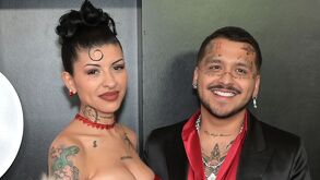 Nodal y Cazzu posando en una alfombra roja de unos premios de música