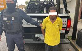 Hombre detenido y patrulla de Guadalajara atrás, con bicicleta de Mi Bici en la caja