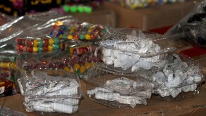 Se observan varios cuetes, de distintos colores y tamaños; están en bolsas de plástico.