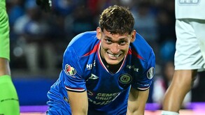 Jesús Orozco Chiquete lamentándose tras una falla en un partido del Apertura 2025.