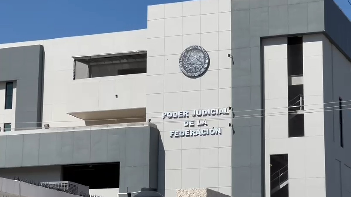 Edificio en color gris del Poder Judicial de la Federación