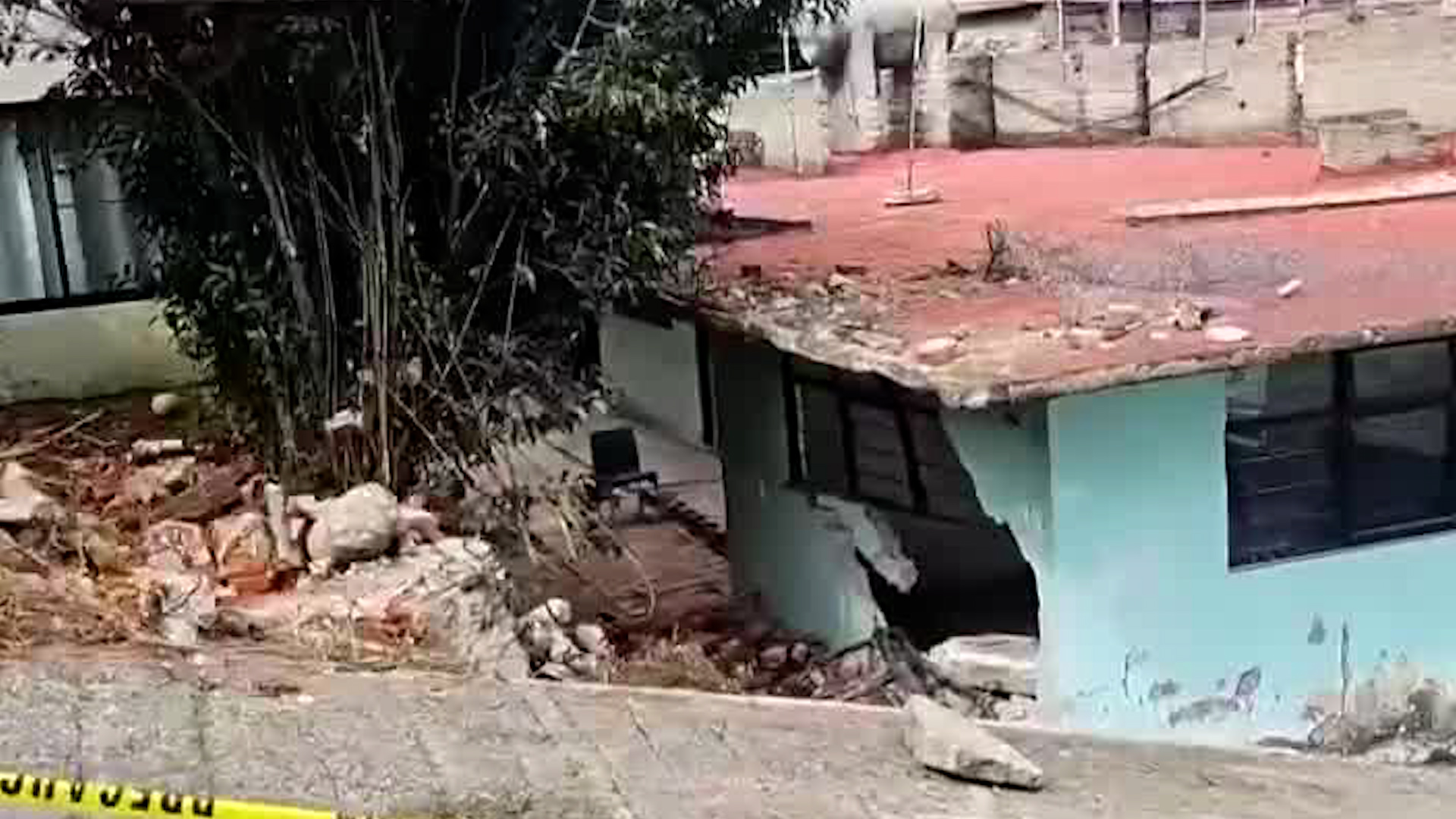 Al parecer el conductor de la pipa de gas perdió en control de la unidad en la calle inclinada.