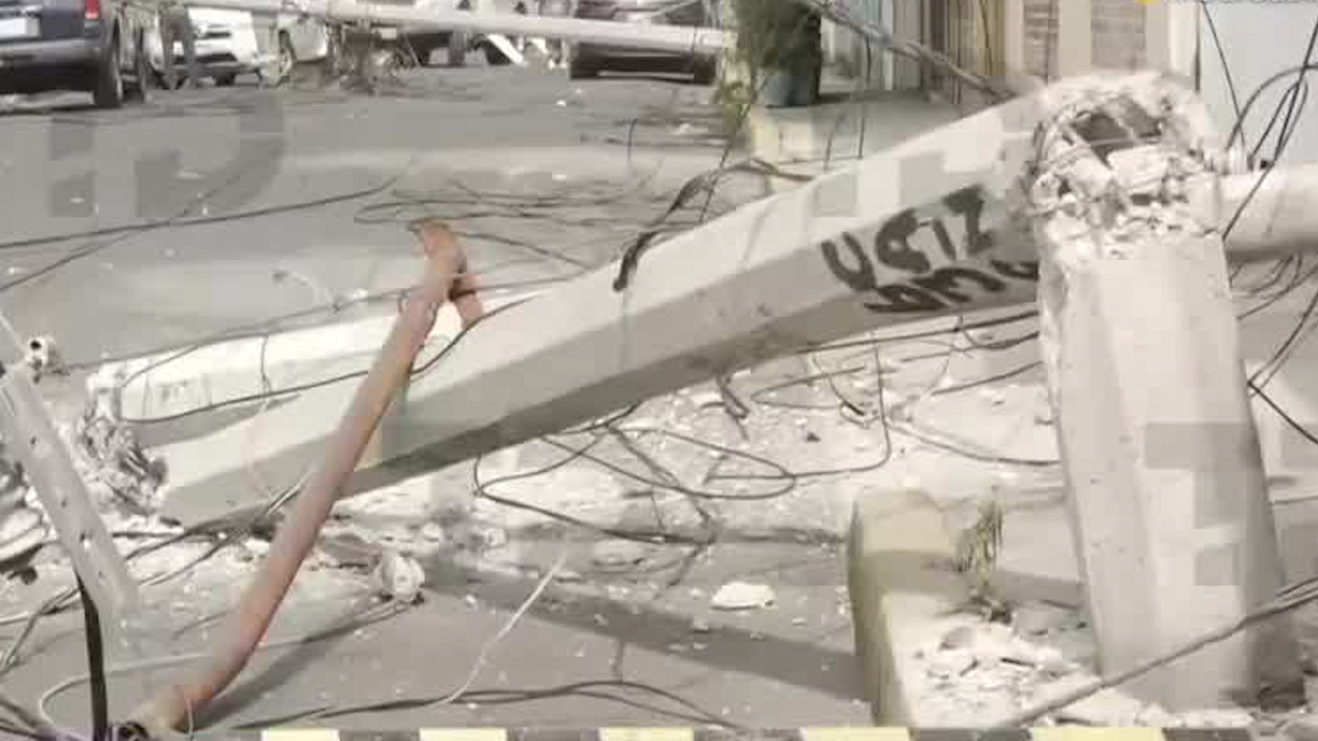 Al menos tres postes de la Comisión Federal de Electricidad se vieron afectados por el accidentes.