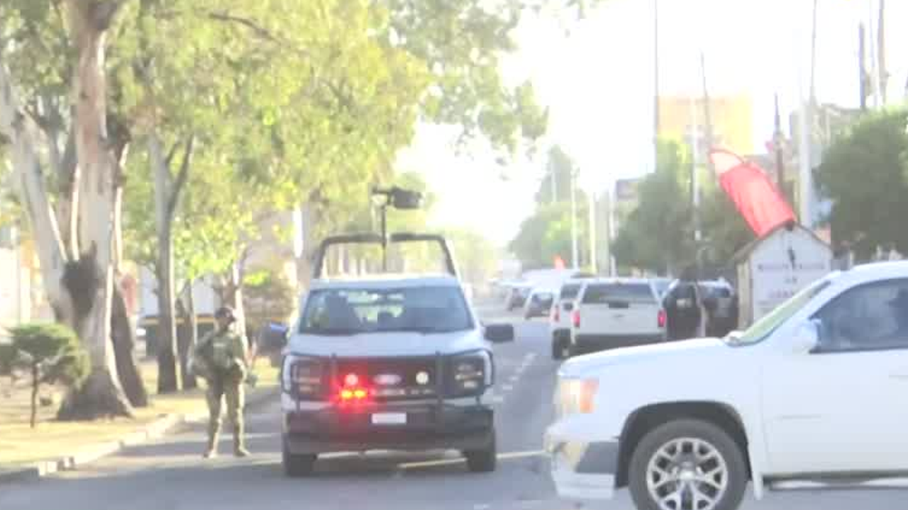 Para facilitar las maniobras del personal, fue necesario restringir temporalmente la circulación, cerrando uno de los carriles de la avenida.