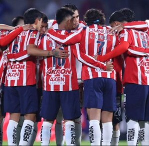 Chivas durante el partido contra Cruz Azul.