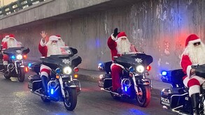 Tránsitos de Monterrey vestidos de Santa Claus recorriendo las calles.