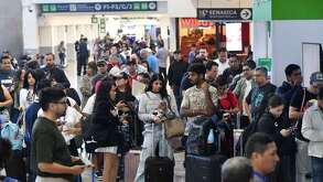 Pasajeros en espera de abordar vuelos en AICM